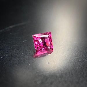 ネオン溢れるホットピンクカラー  0.18ct タンザニア産 天然 アヤナスピネル