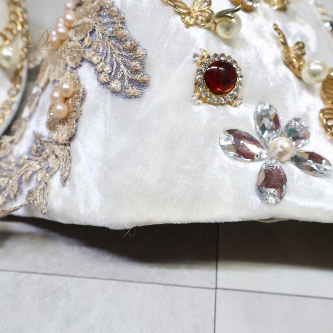 ベリーダンス オリエンタル 衣装 トップス ベルト セット ホワイト系 蝶 花 アーム アーム飾り 腕飾り ラインストーン チェーン 白 金 かわいい 爽やか 明るい ダンス衣装 ステージ イベント キラキラ 華やか シルバー系 ゴールド系