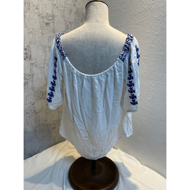 Back open embroidery blouse