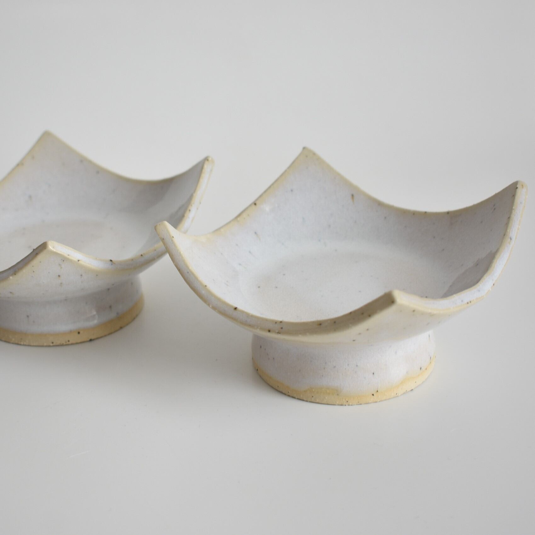 高めの高台がついた四角いお皿(白/光沢/青み)白御影土 | cherie aimer