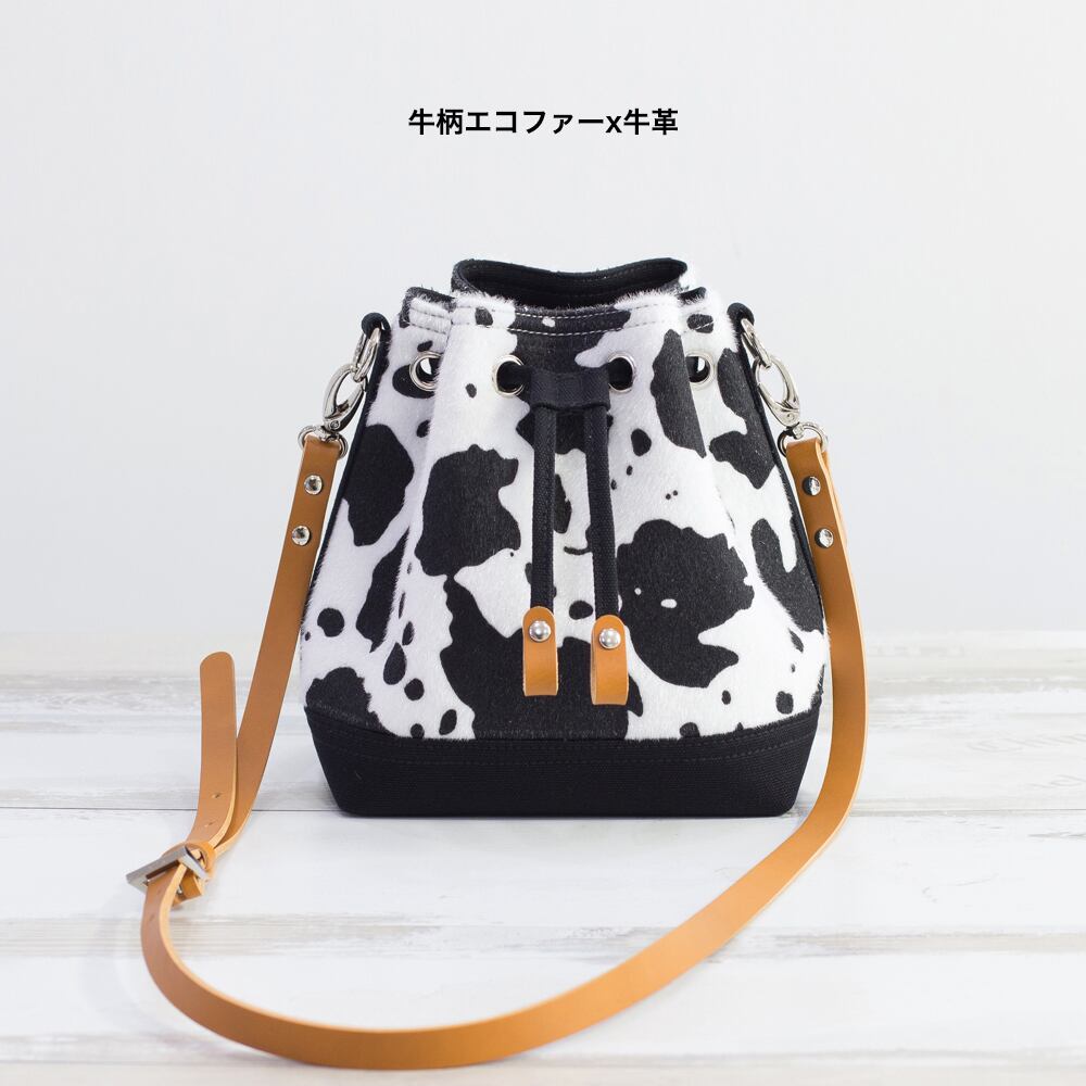 入手困難　牛柄ショルダーバッグ　ミニ巾着　カウ　牛柄　白　茶系　大人気　値下げ 牛柄ショルダーバッグ ミニ巾着 カウ 牛柄 白 茶系 大人気 値下げ 23区