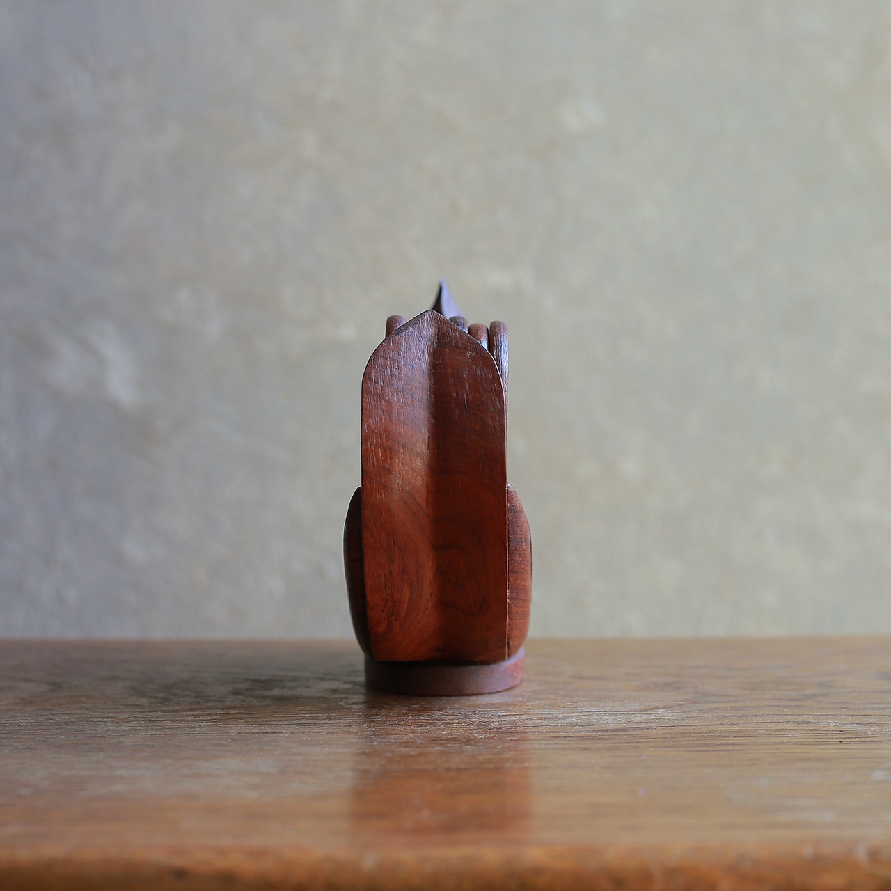 コースターを運ぶ、味わい深い鳥 1