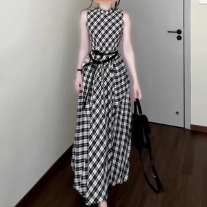 【送料無料】 ロングワンピ ノースリーブ Uネック Aライン フレア プルオーバー 薄手生地 エレガント 可愛い 大人可愛い きれいめ シンプル カジュアル シック コンサバ 華やか 大人 上品 おしゃれ お洒落 主役級 こなれ感 チェック柄 夏 レディース 女性用 ママ 20代 30代 40代 デート お出かけ 女子会 お呼ばれ 休日 お茶会 授業参観 着回し 普段使い ファッション コーデ スタイル 楽ちん 体型カバー 美脚 脚長 定番 着痩せ 垢抜け ママ服 ブラック 大人カラー モノトーン