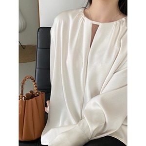 ラウンドネック サテンブラウス 10019