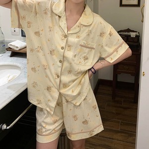 セットアップ レディース ルームウェア パジャマ 部屋着 クマ柄 寝巻き ショートパンツ 半袖 Vネック 襟付き オーバーサイズ ポケット 前開き 伸縮性 かわいい 大人可愛い 大人女子 きれいめ シンプル カジュアル おしゃれ お洒落 ラフ ガーリー ルーズ とろみ感 抜け感 ラブリー キュート ガーリー 存在感 学生風 ナチュラル 夏 お泊まり アウトドア キャンプ 旅行 休日 双子 韓国 オルチャン コーデ トレンド 流行 楽ちん 体型カバー 普段使い デイリー M L XL 2XL ライトベージュ