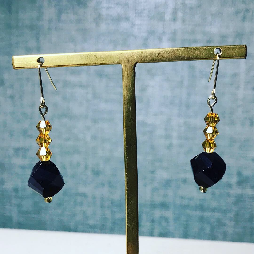 0024：ブラック×べっ甲色 ガラスピアス