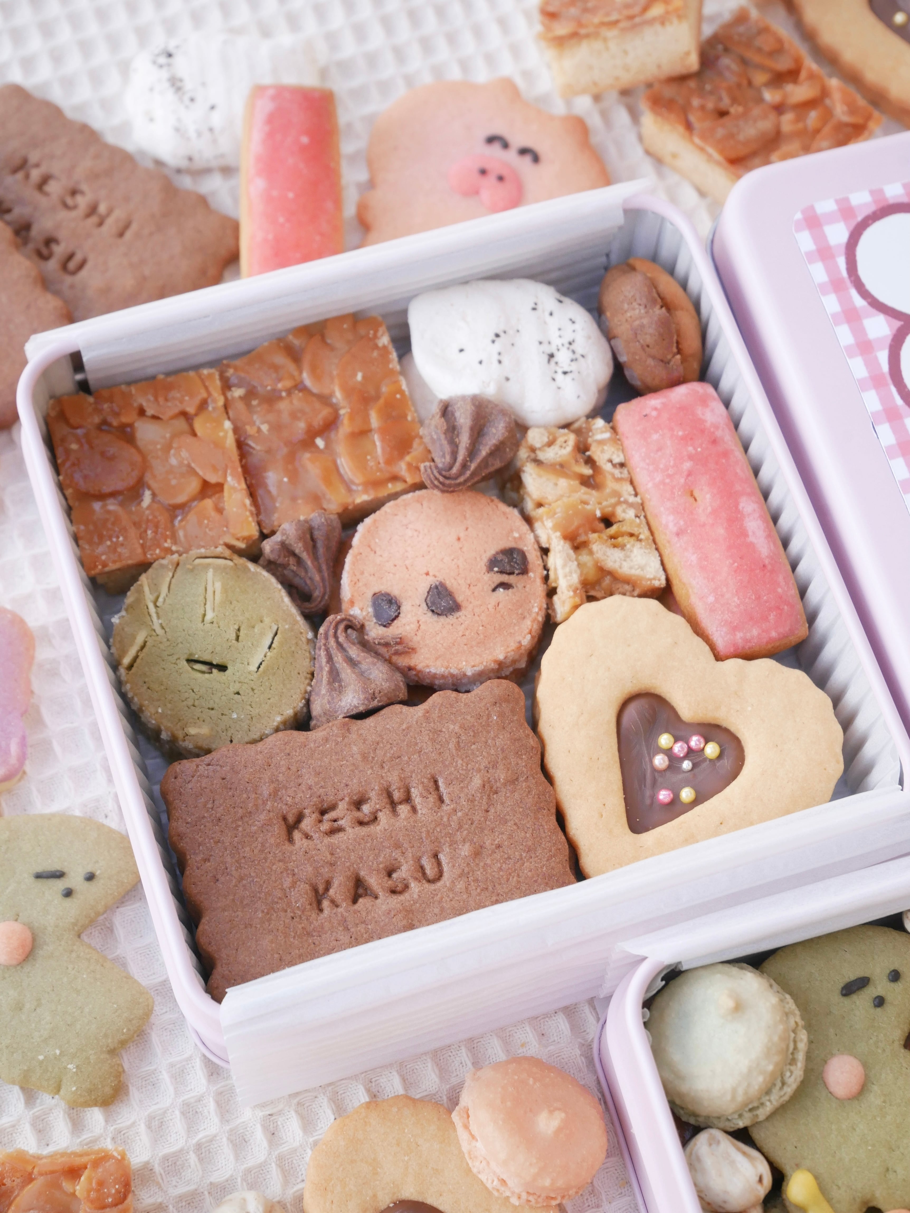 #消しかす。バレンタインクッキー缶