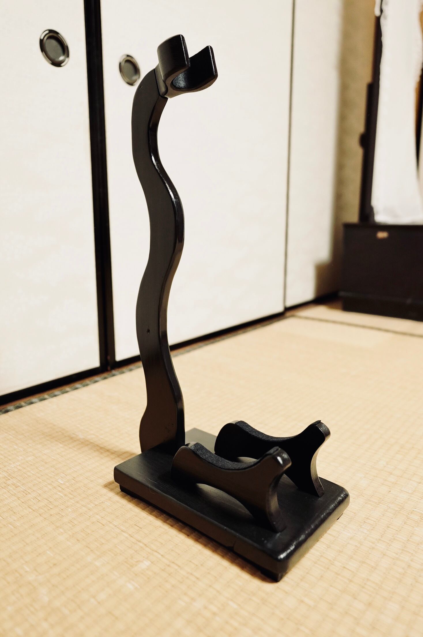 限定1台】手作り木工 木製三味線スタンド （黒漆） タイプA | 手作り