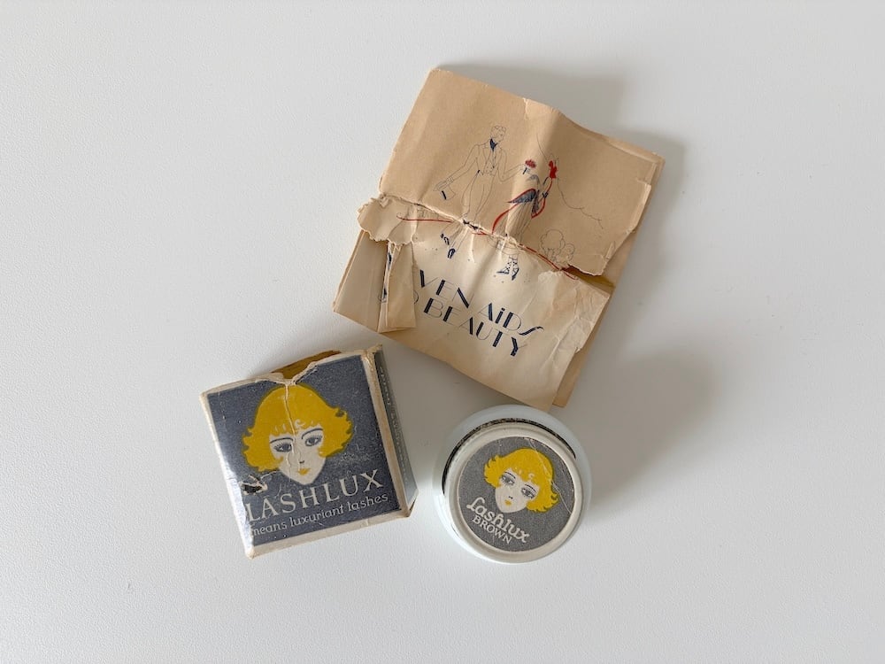 【U.S.】'Lashlux' クリームマスカラの箱とミルクガラス製の容器 / Box and milk glass container for 'Lashlux' cream mascara.