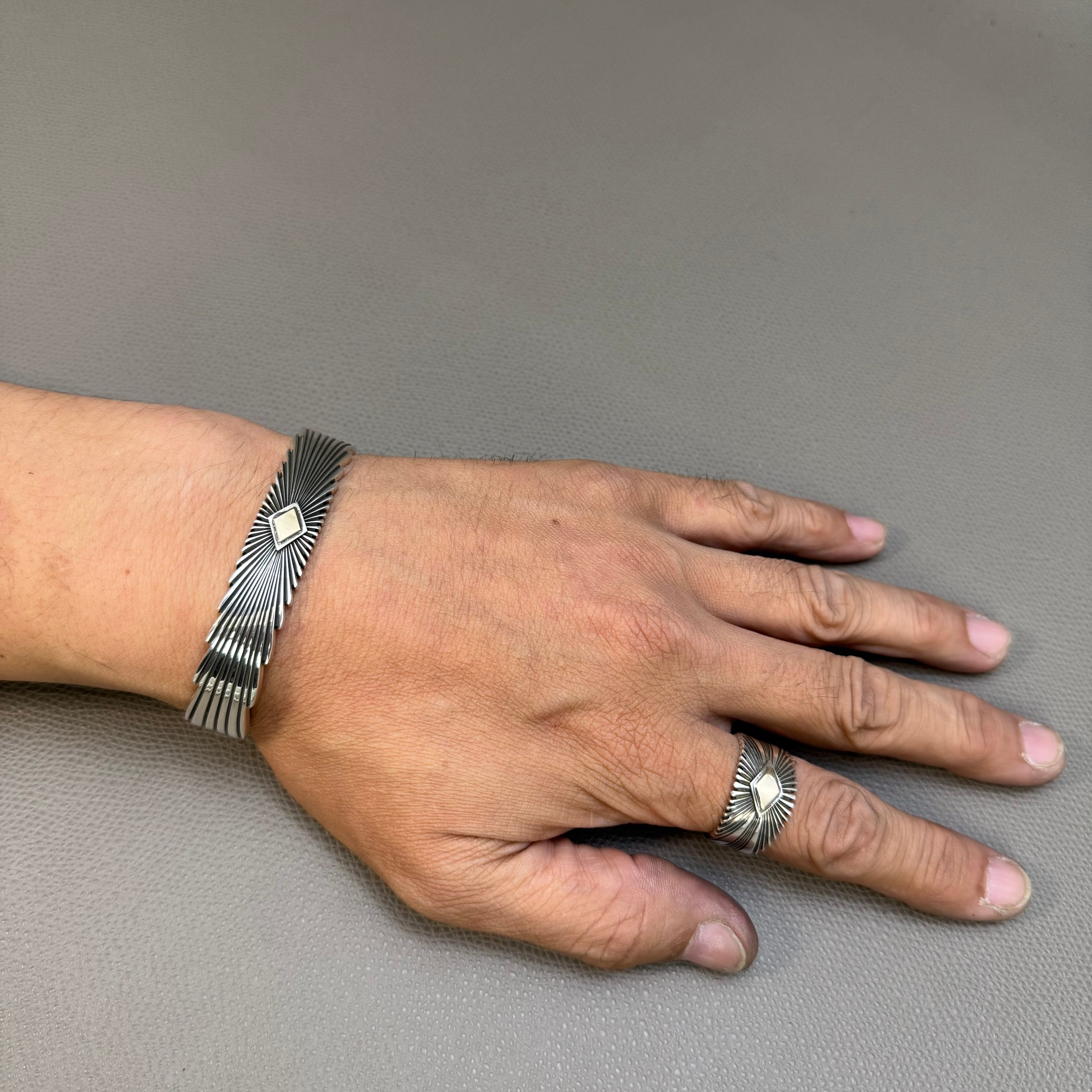 NAVAJO（ナバホ）族 Pat Bedonie作 14K GOLD サンバーストバングル