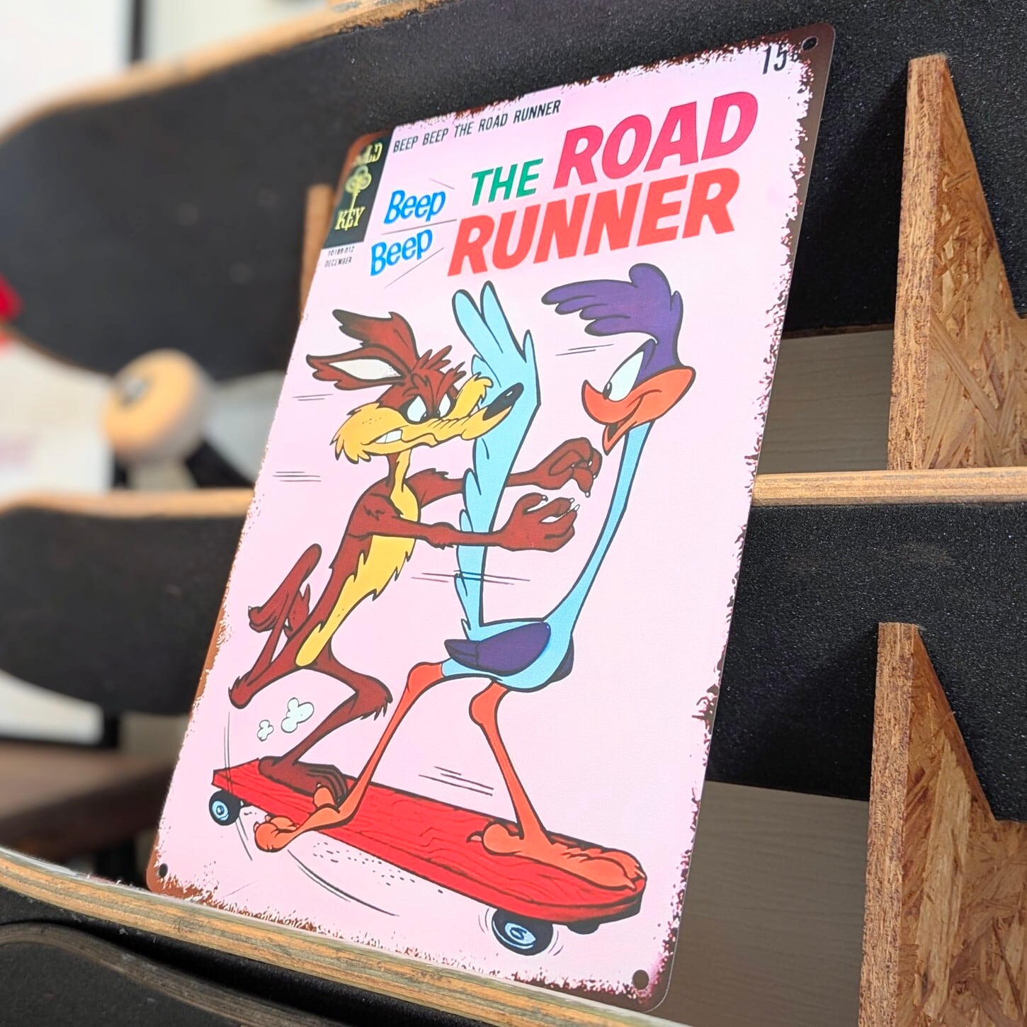 送料無料！ちょうどいいブリキ看板【 Looney Tunes （ ルーニー・テューンズ ）】ワイリー・コヨーテ / ロード・ランナー /  METAL SIGN / メタルサイン / ブリキ看板 / サインボード / ビンテージ加工 〚アメリカン雑貨 アメトイ〛