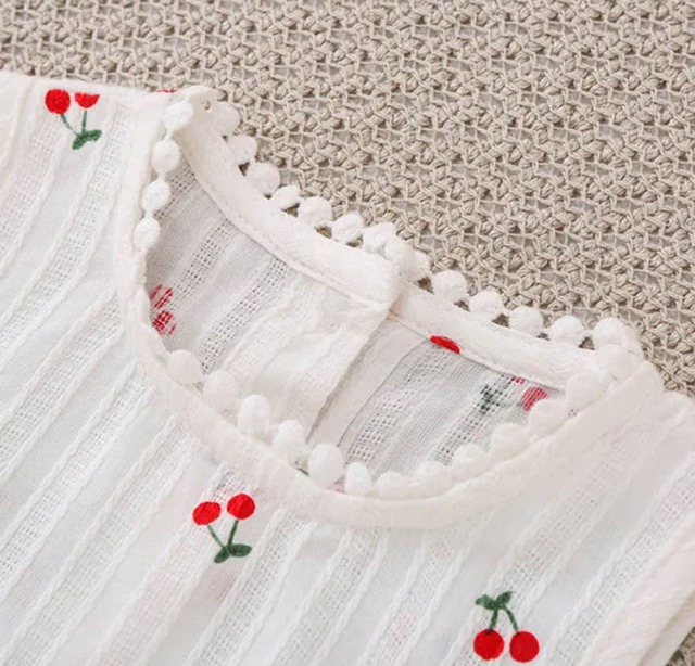 さくらんぼのノースリーブワンピース