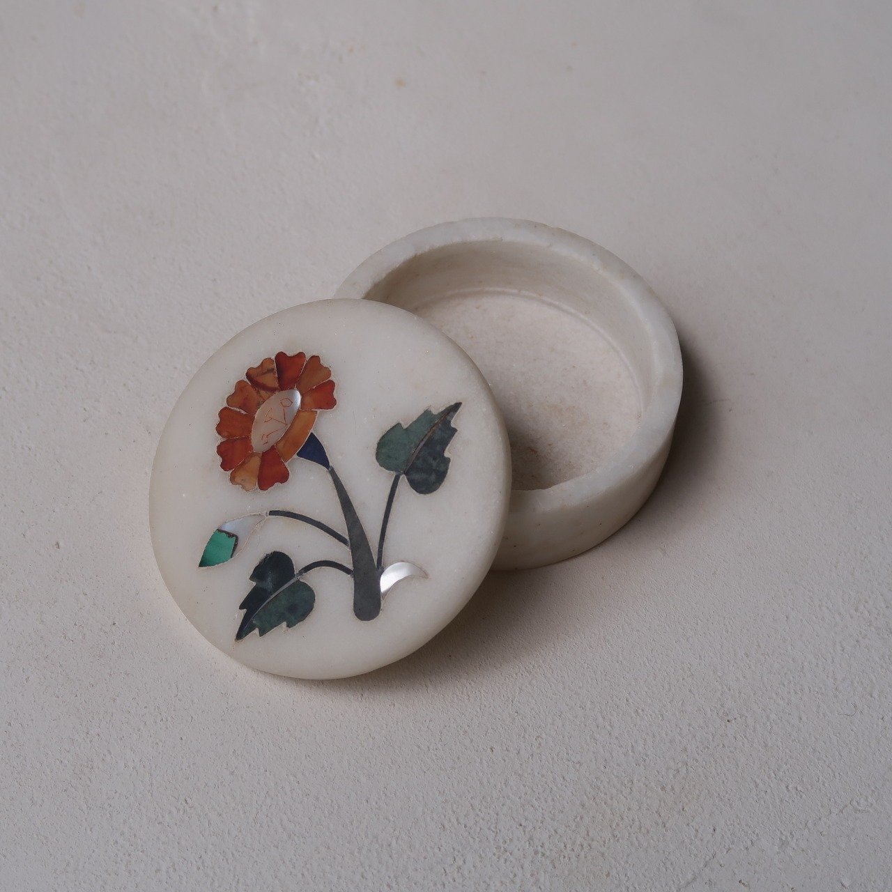 白いお花のケース