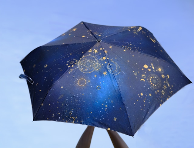 雨の中でも星空の世界を楽しめる、天体総柄（ゴールド） 晴雨兼用 折りたたみ傘・日傘（外側プリント）