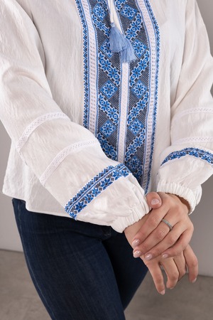 ウクライナ刺繍ヴィシヴァンカ クロスステッチ　手刺繍　ブラウス　麻　レディース・フリーサイズ