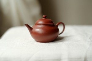 宜興紫砂壺「雙線水平」（約110cc）・趙荘朱泥（張想珍）