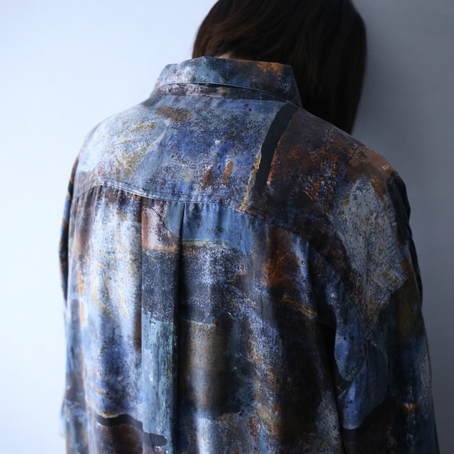 "GOOUCH" beautiful coloring art pattern over silhouette  shirt