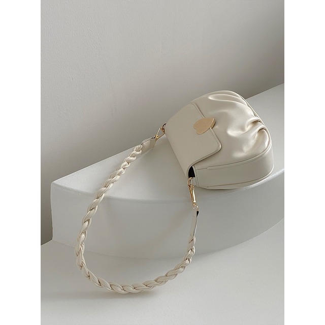 ショルダーバッグ ハンドバッグ レディース 手持ちバッグ 肩掛け 斜めがけ 大人 小さめ 2way カジュアル かわいい おしゃれ スクエア ボタン 小さい コンパクト スモール 大人可愛い きれいめ シンプル 大人 上品 エレガント ハート ホワイト ラブリー キュート ガーリー オールシーズン 誕生日 デイリー 普段使い コーデ 高見え プレゼント 定番 トレンド OL 通勤 女子高校生 通学 デート お出かけ 女子会 お泊まり 休日 パーティー イベント 旅行 お買い物 トラベル10代 20代