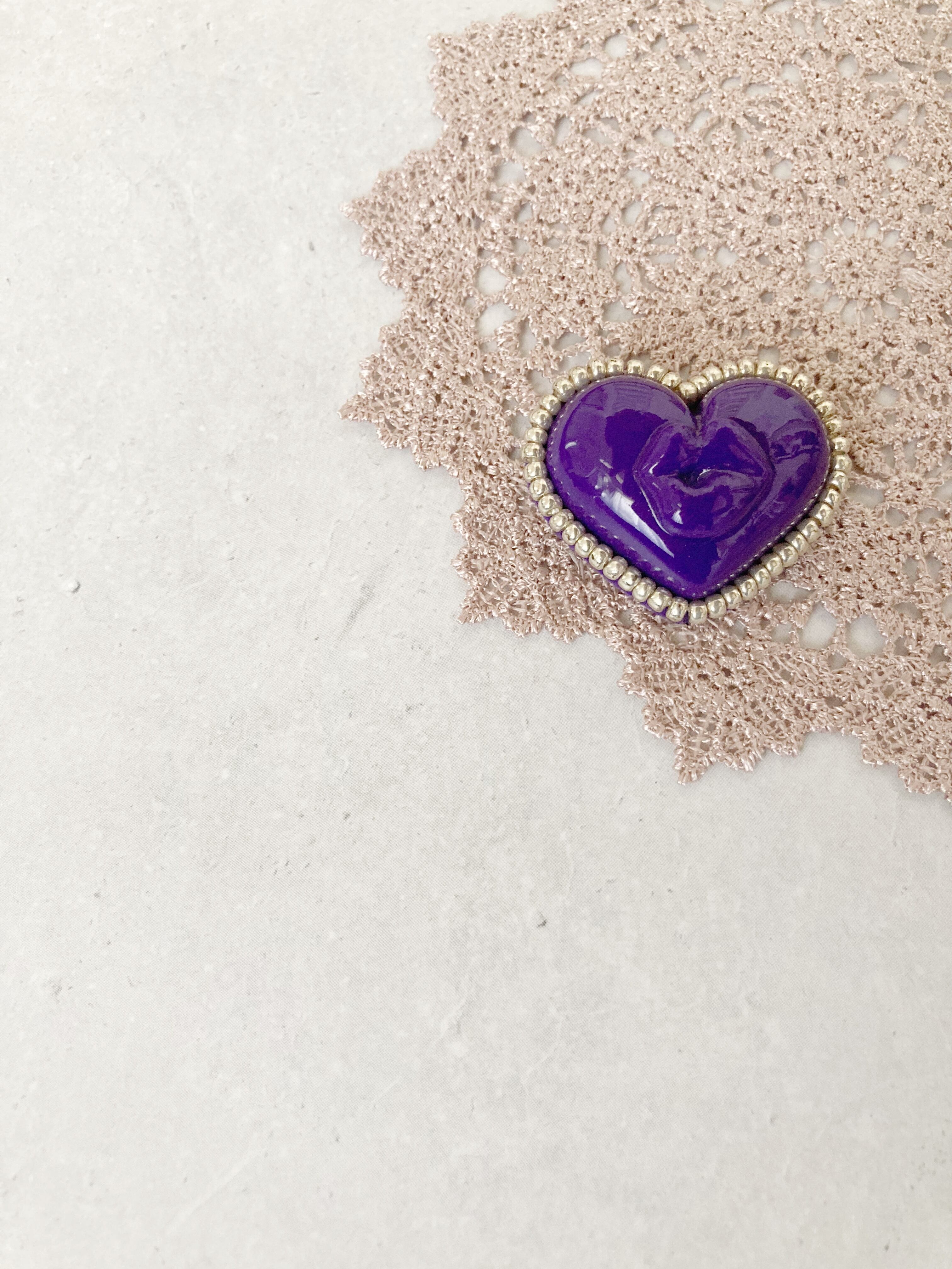 パープルのクチビル子ブローチ・大サイズ