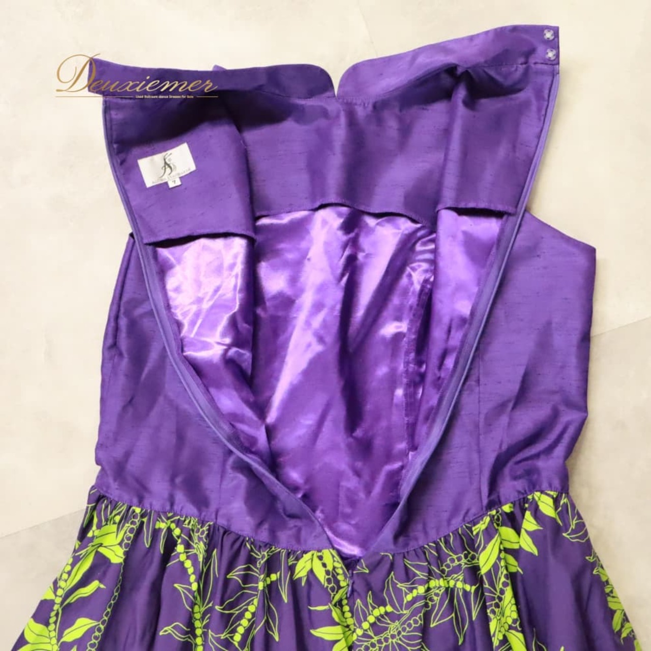 フラダンス 衣装 ALOHA STANDARDS アロハスタンダード ワンピース ドレス パープル系 植物柄 ハワイアンプリント ハワイアン アロハ フラ ダンス レッスン 練習 ハワイアンダンス 紫 黄緑 グリーン系 ノースリーブ ハイネック フレアスカート 華やか 鮮やか かわいい おしゃれ