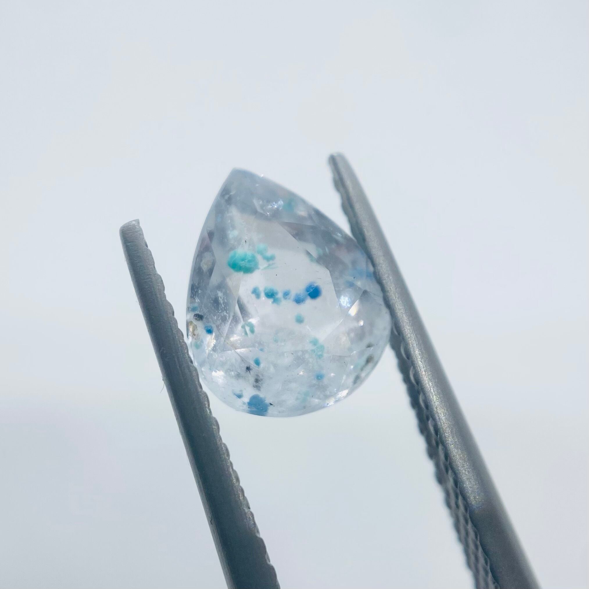 ファセットカットの珍しいギラライトインクオーツ