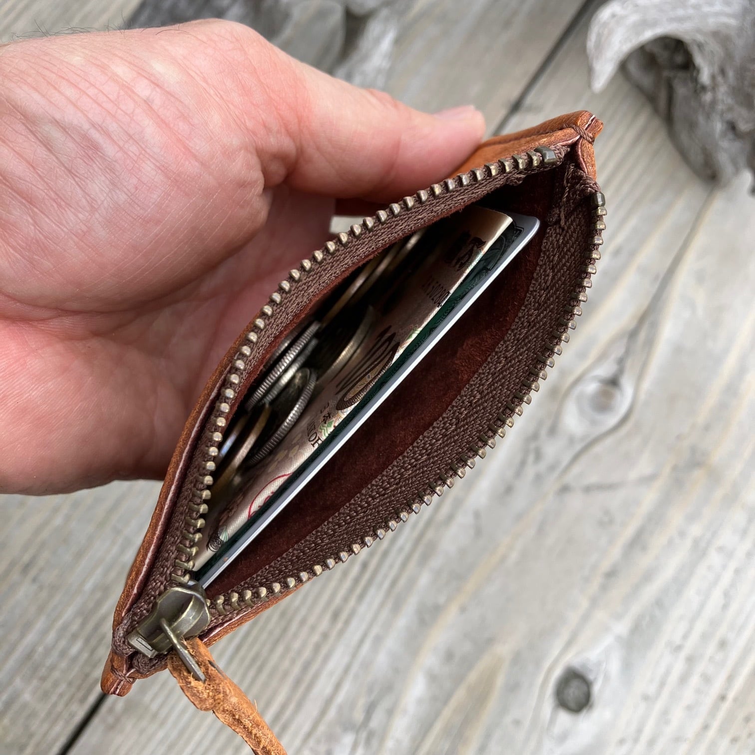 広島東洋カープ×広島ジビエレザー】鹿革ファスナーポーチ｜カープ坊や