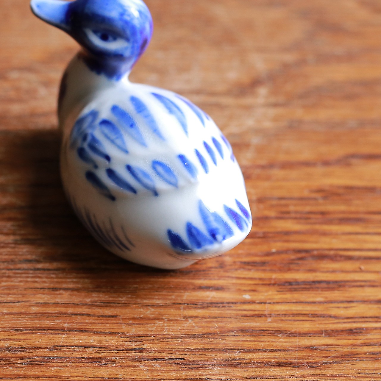 青と白のコントラストが美しい、磁器のアヒル 2