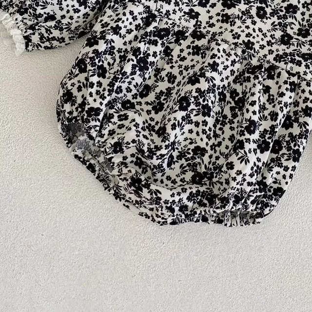 【取寄】スクエアネックフリルが大人かわいいシックな花柄ロンパース