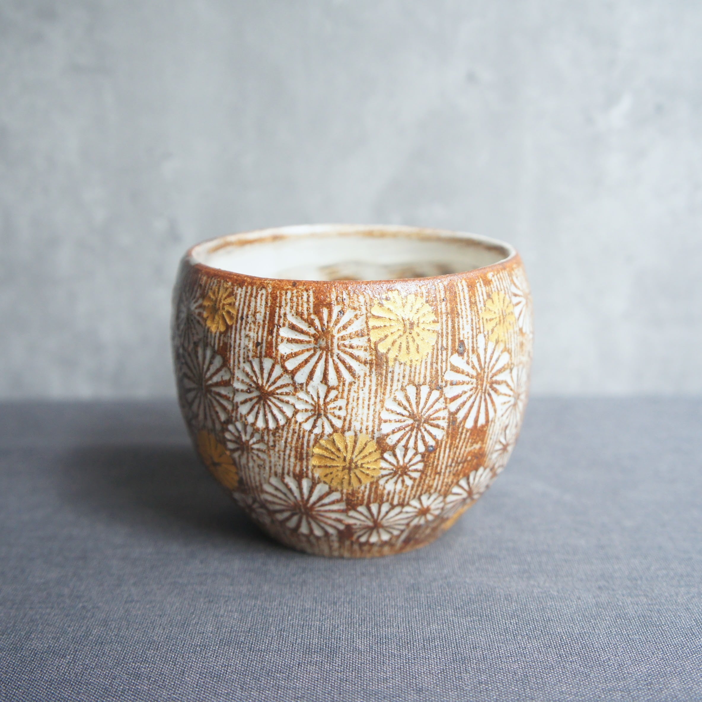 茶色：武雄焼 綿島康浩陶工房 金彩三島 湯飲み | 器とライフスタイル