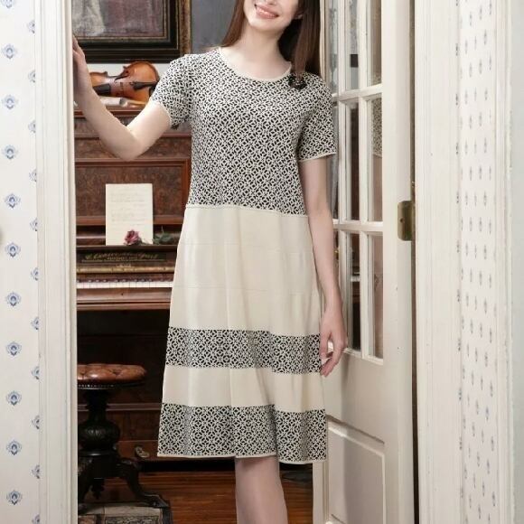 スーパービューティー ワンピース ジャガード編み 配色使い ニットワンピ 2511021 ベージュ 2025年春夏 オーラボー 大人かわいい服 大人スタイル キレイメ Super Beauty レディース アパレル 女性 M L LL 30代 40代 50代 60代