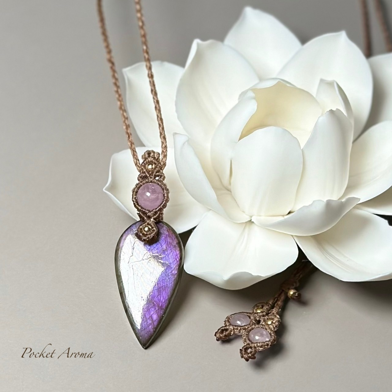 恋華』ロードナイトとレッドトルマリンのマクラメペンダントネックレス 