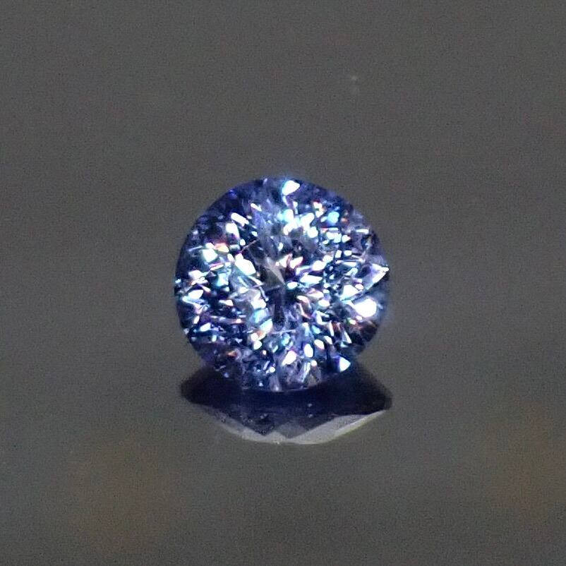 【Bright Brilliant Cut™️ “129 Facets” 】静けさの中、光が踊る 0.23ct 天然サファイア