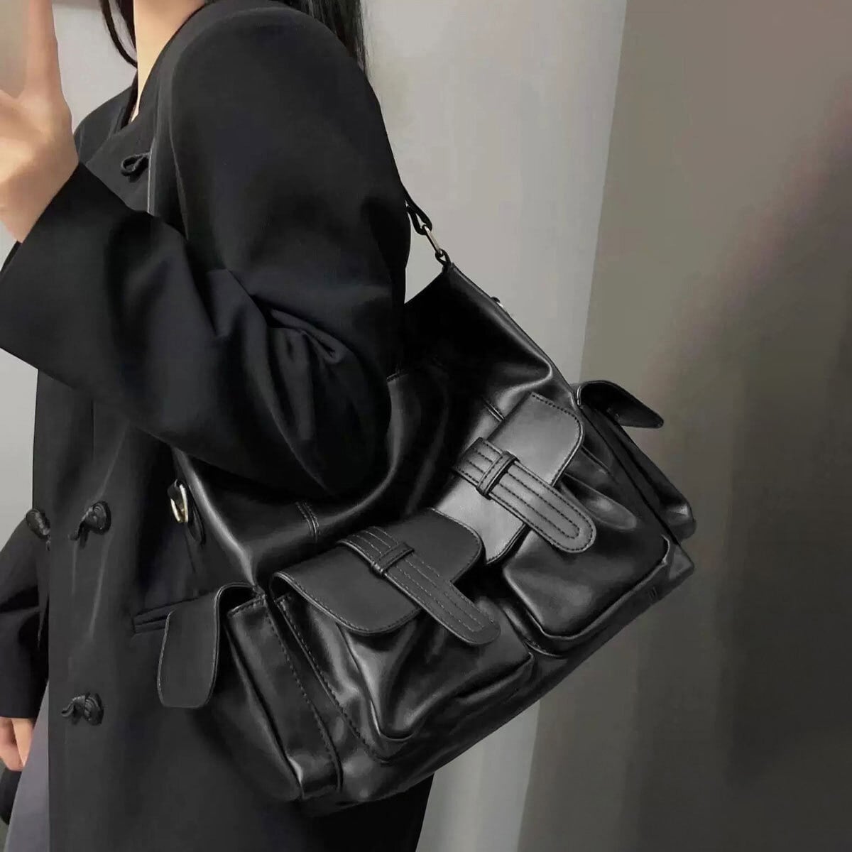 ショルダーバッグ レディース メンズ 多収納 大容量 通勤 通学 韓国 マルチポケット おしゃれ ロック 原宿系 ストリート カジュアル ブラック 黒 大人可愛い 大人女子