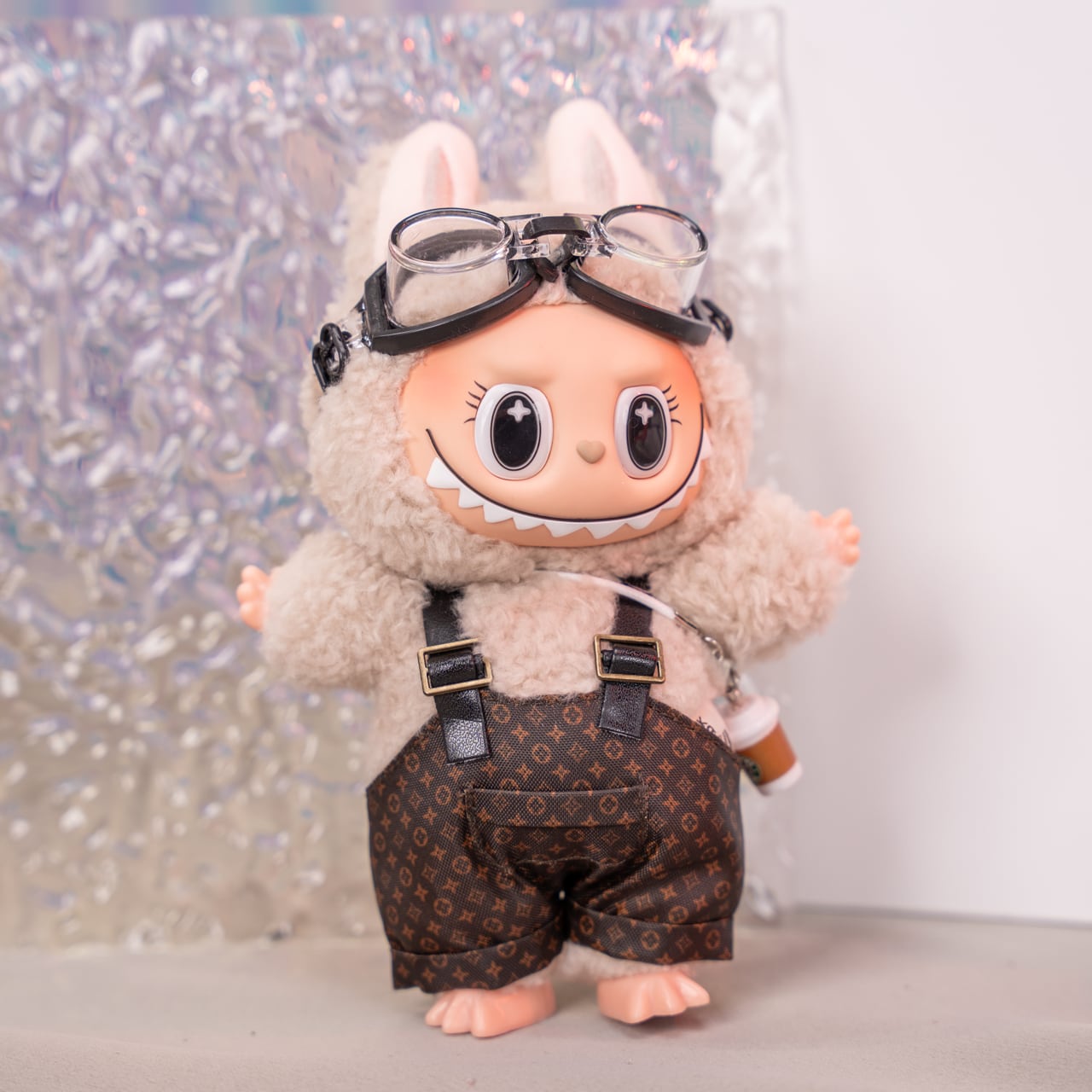 カジュアルに決める! ゴーグル×オーバーオール × コーヒーカップショルダーのお出かけスタイル