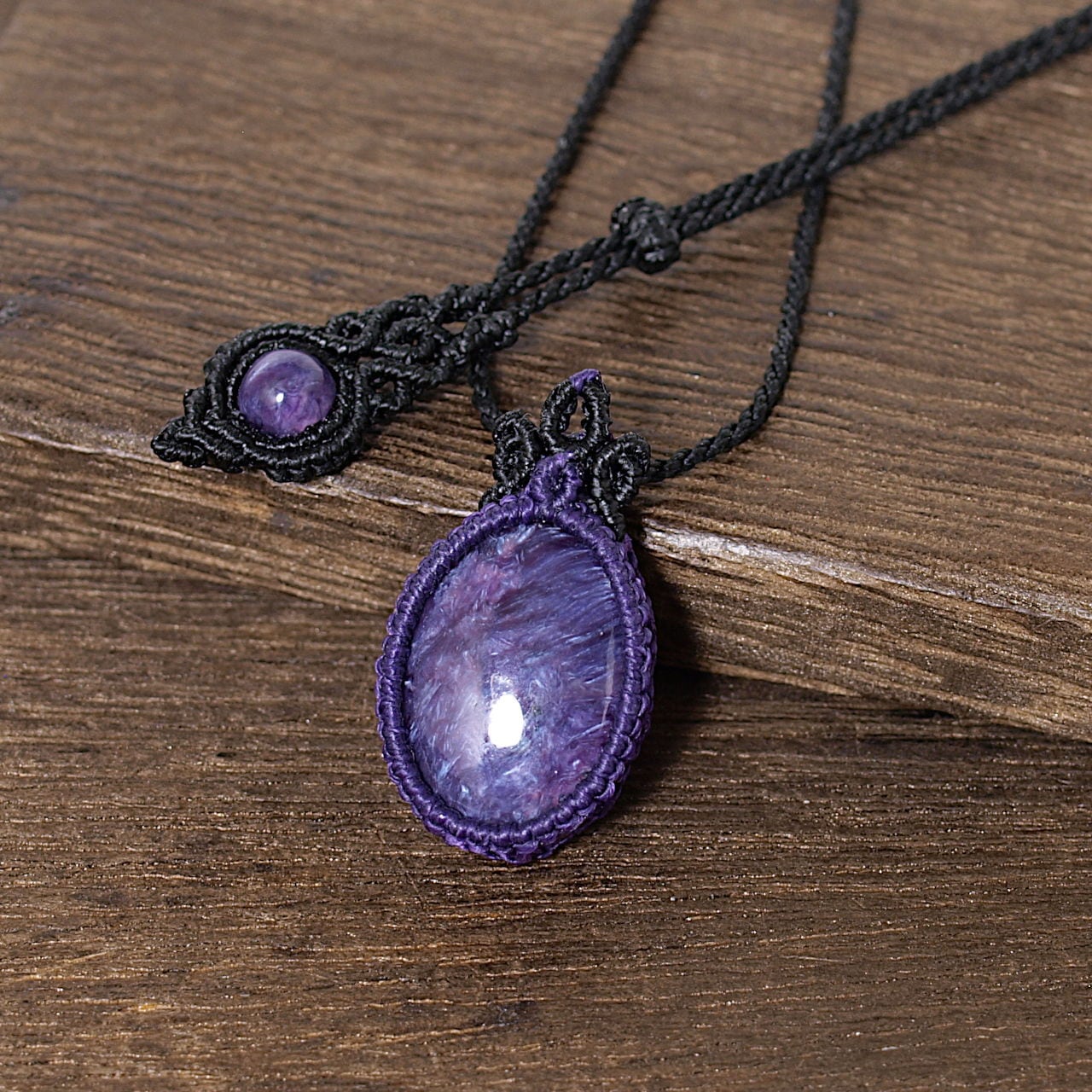 【一点物】チャロアイトのオーバルルースを包んだマクラメネックレスNo.4