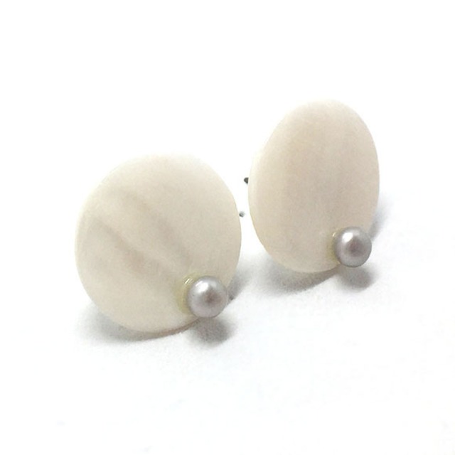 ぱっと明るくなるベストアイテム シェル・淡水パールスタッドピアス(中) sl3_8_1_0514pp06
