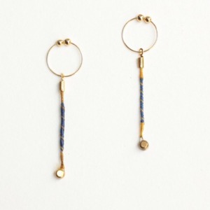 ヴィオラ弦のカジュアルイヤリング　V-617　Strings endparts earrings (Yellow × Blue)