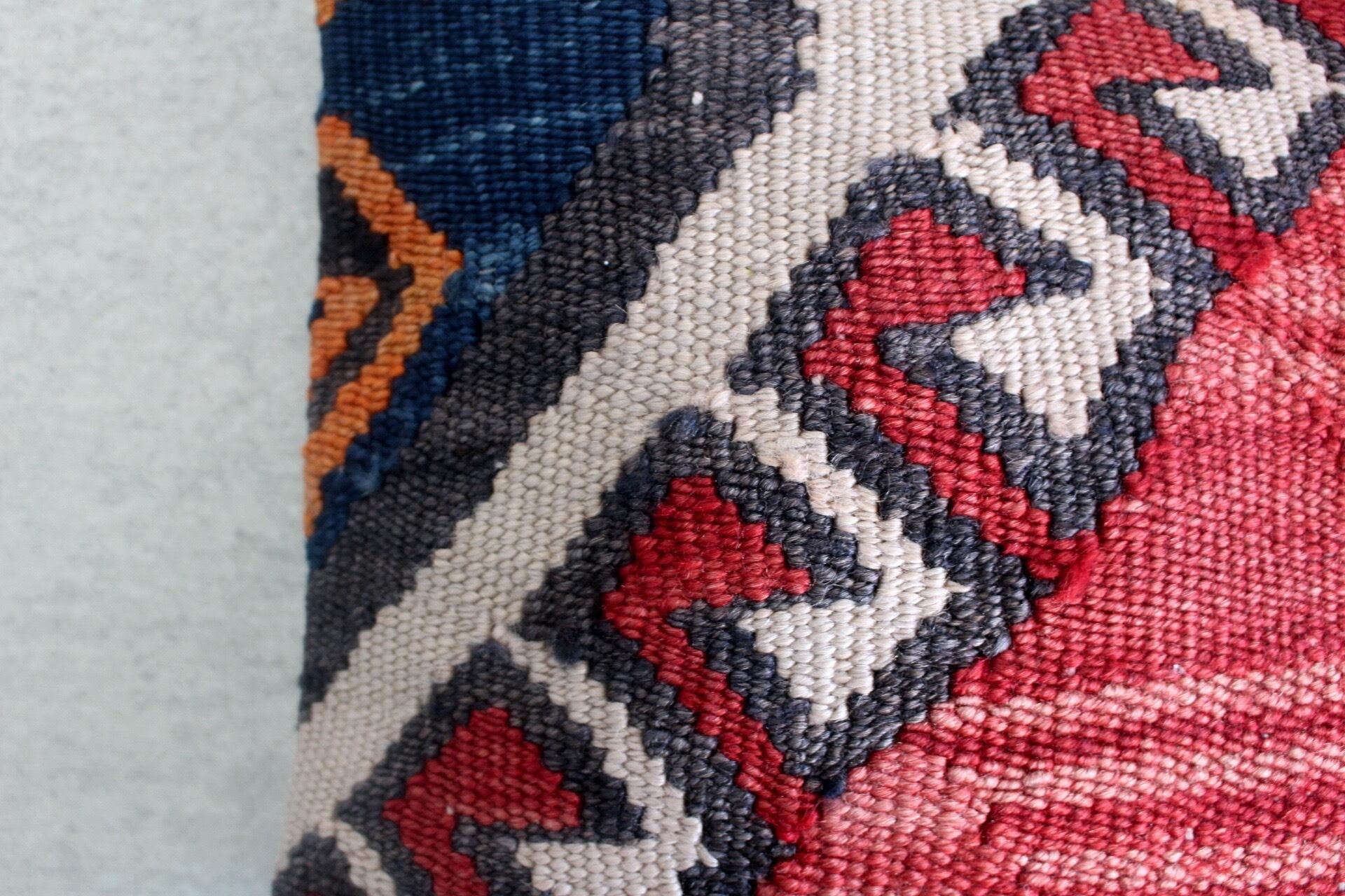 赤が可愛い素朴なオールドキリム | キリム923