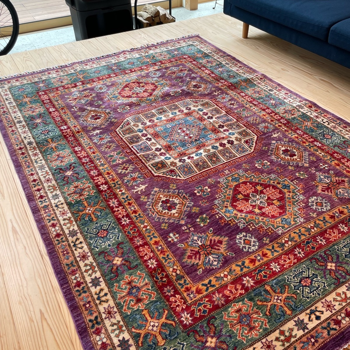 アフガニスタン絨毯:新品ハザラ族の神秘[紫のカザック絨毯]と高貴な色 