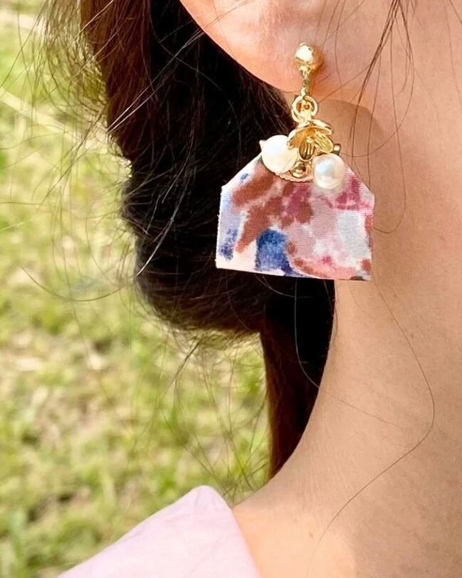 夏を待ちわびて、彩り花模様の布ピアス／イヤリング（彩～いろどり