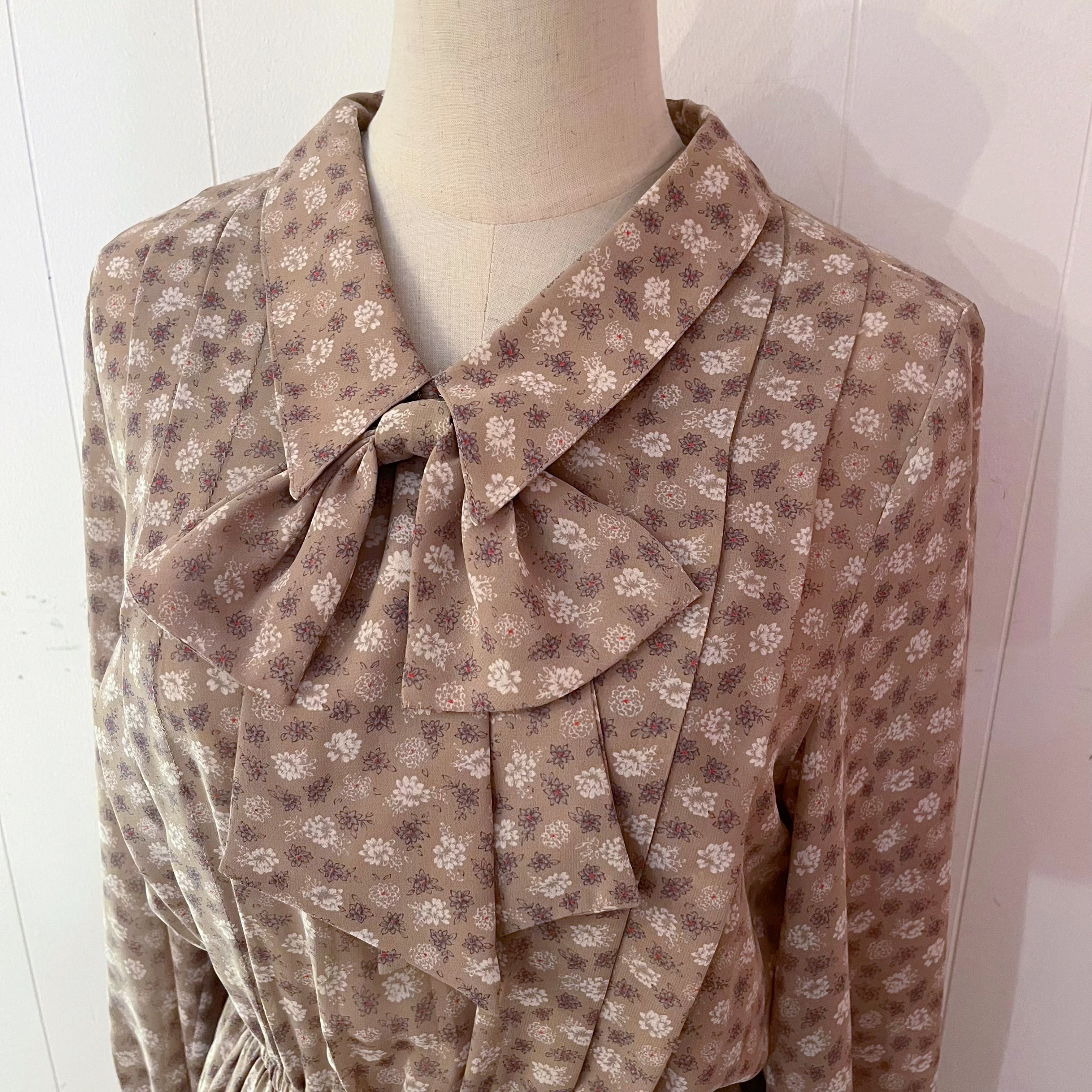 beige flower neck ribbon one-piece