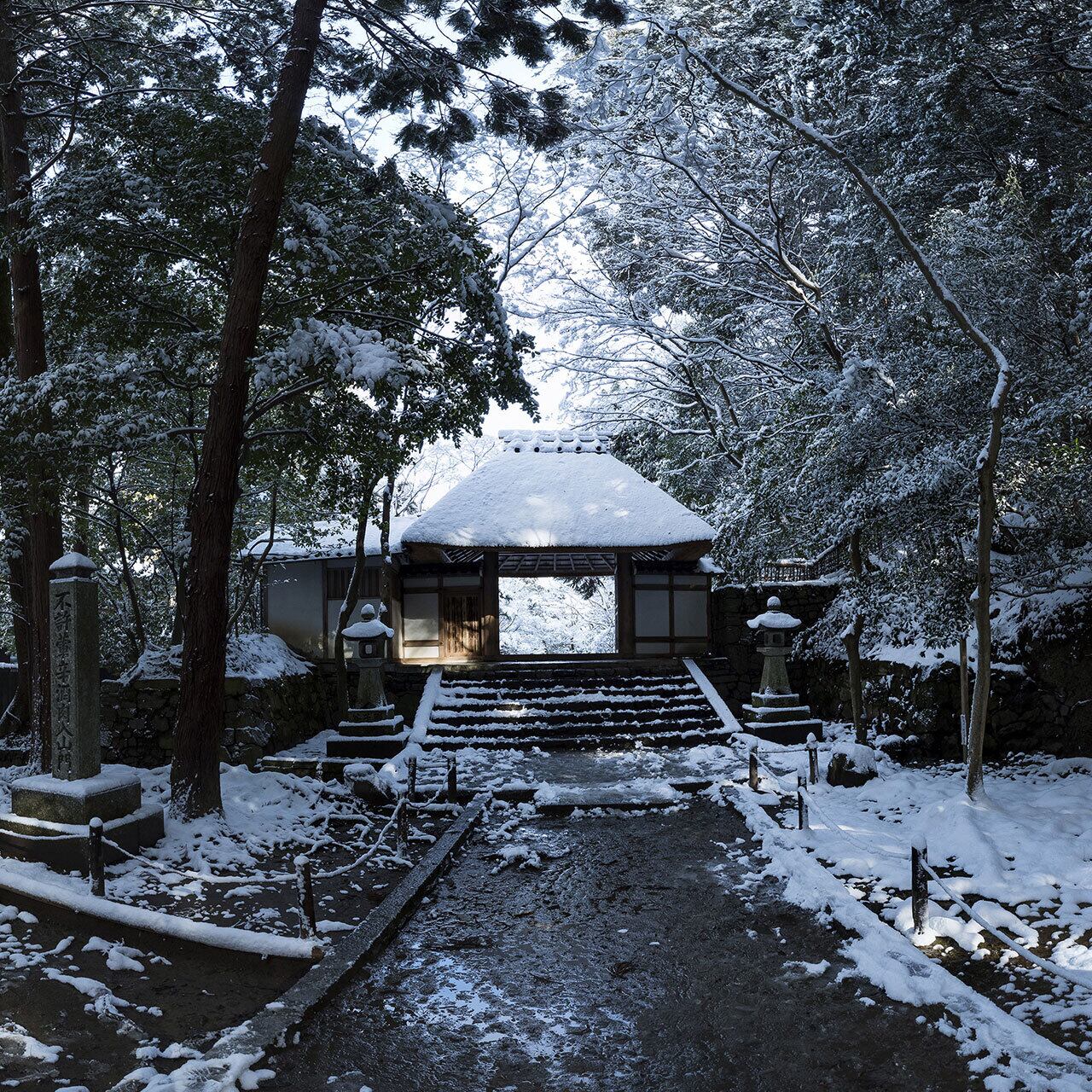雪景色の法然院