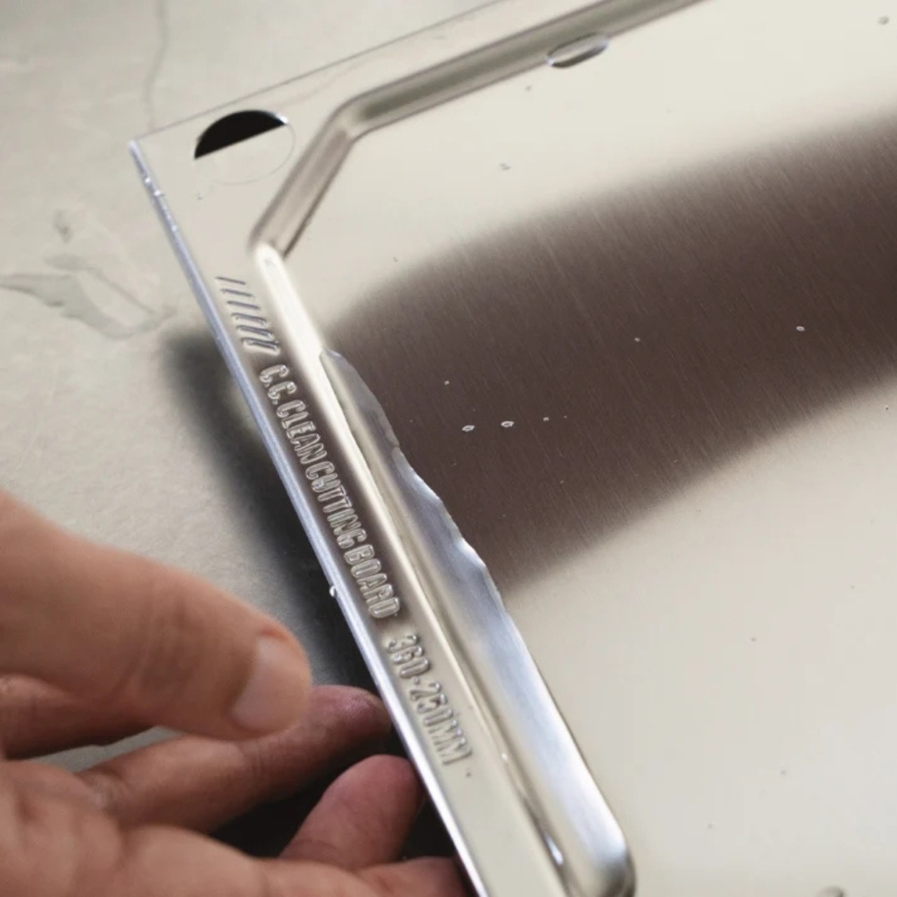 CLEAN CUTTING BOARD