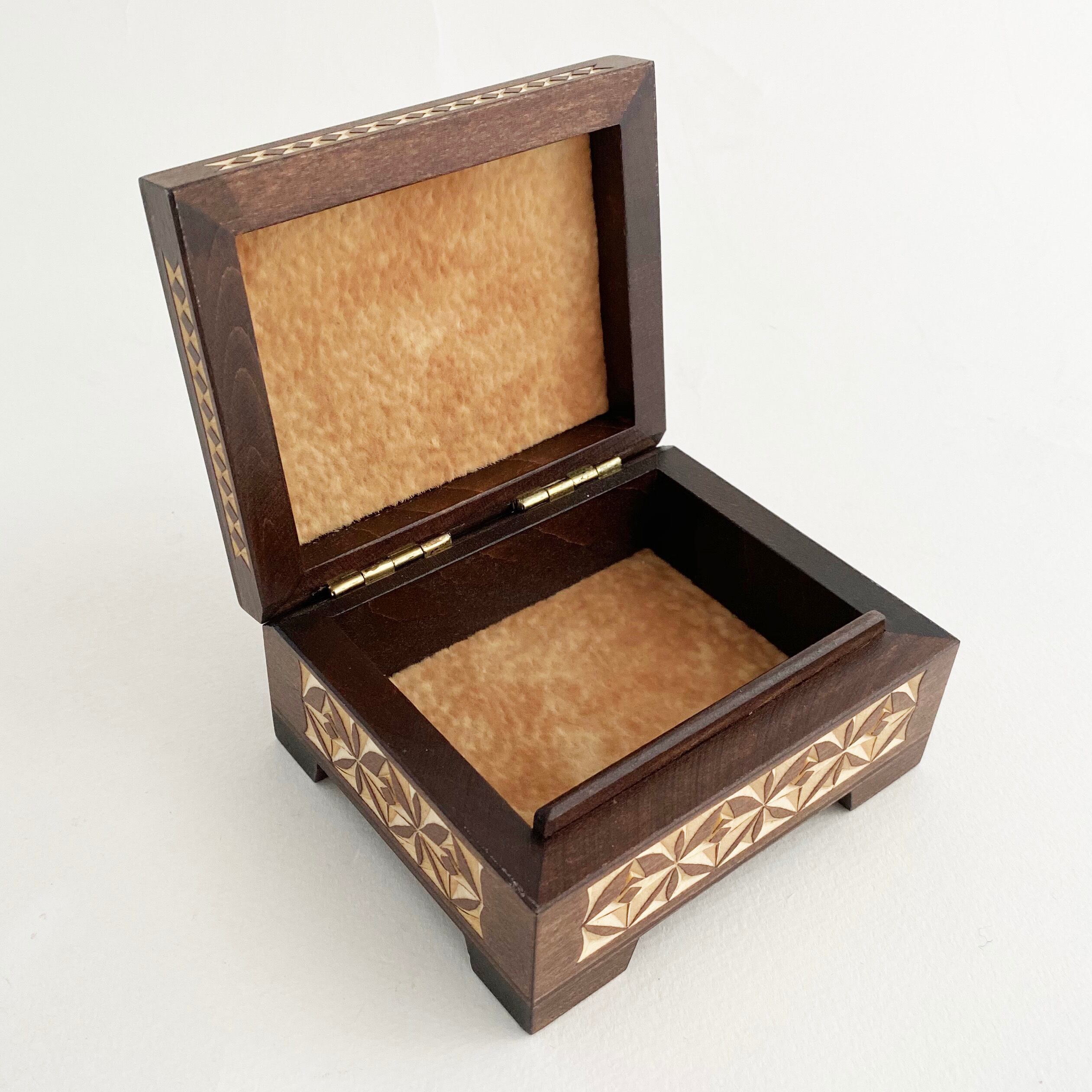 キーロフの木彫ひみつ箱（小） | kokeshka