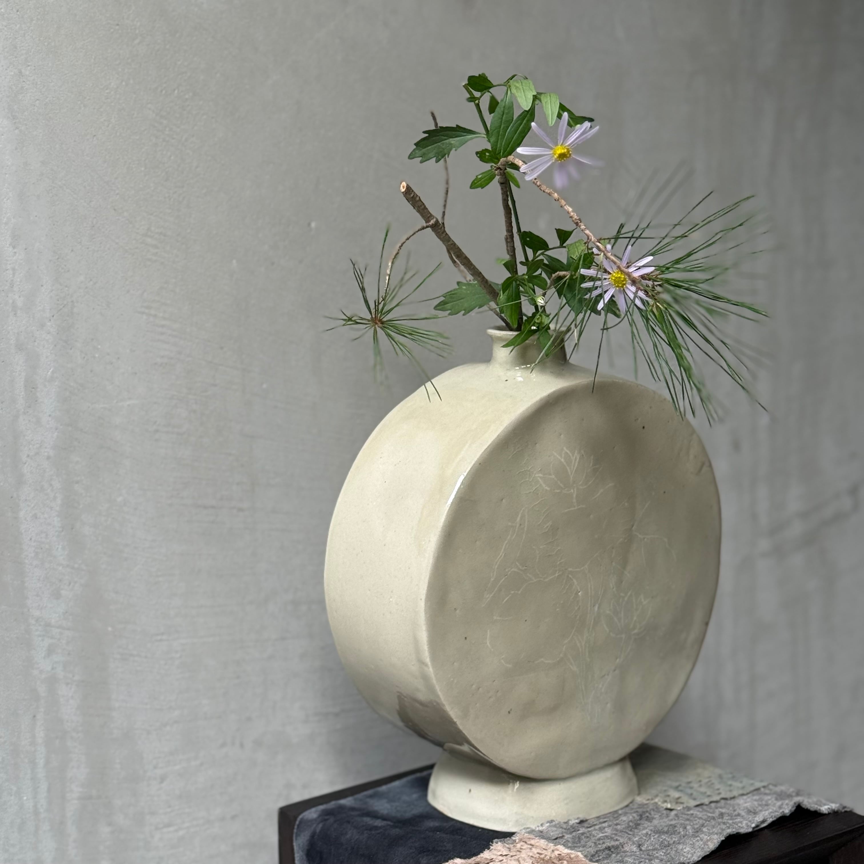日高伸治 青白磁象嵌扁壺 | gallery 一白