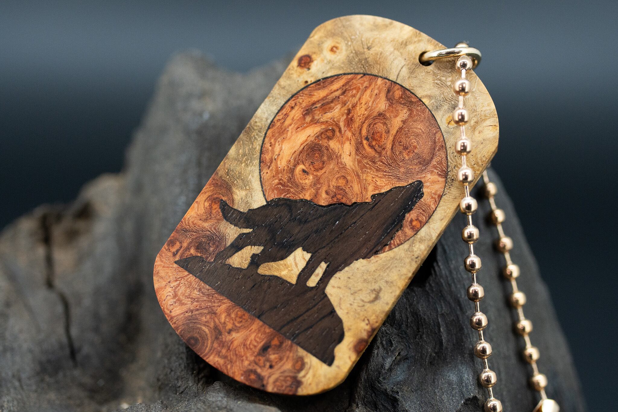 【朱色の銘木】 本花梨瘤 紅白 ドッグタグ 象嵌 月と狼