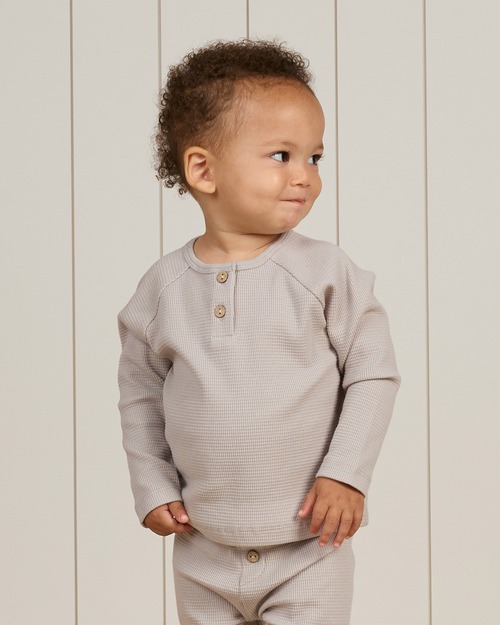 Quincy Mae - HENLEY KNIT TOP / FOG