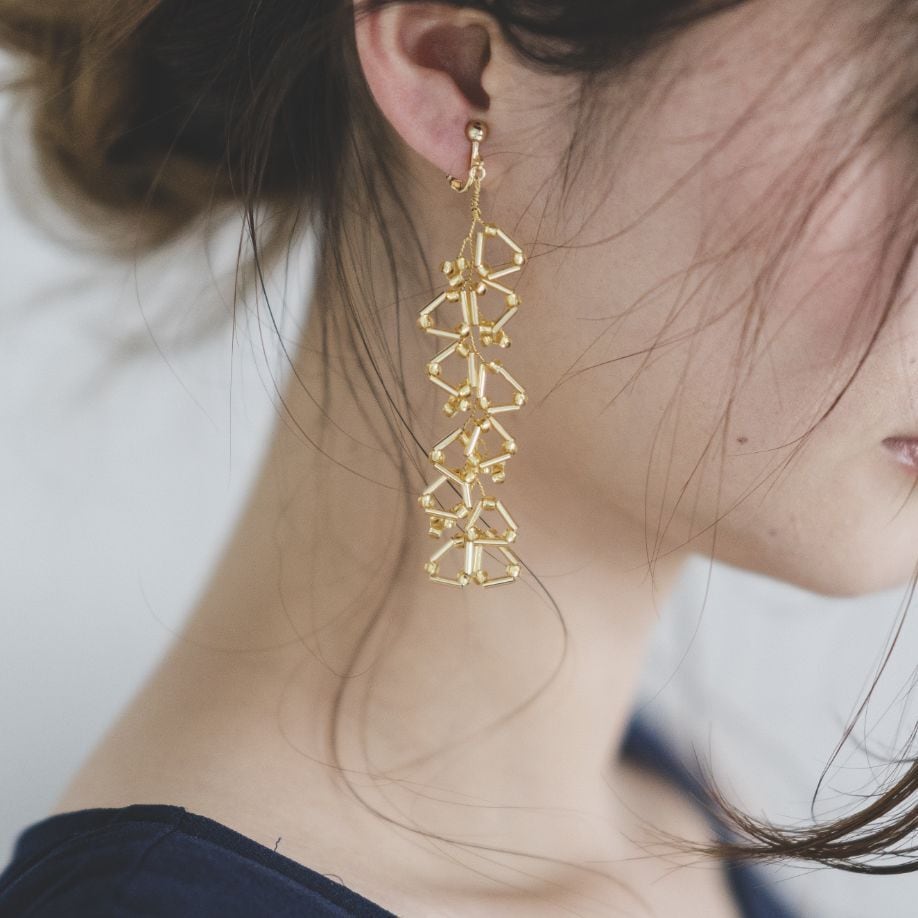 ゴールドビーズの耳飾り(ピアス/イヤリング)