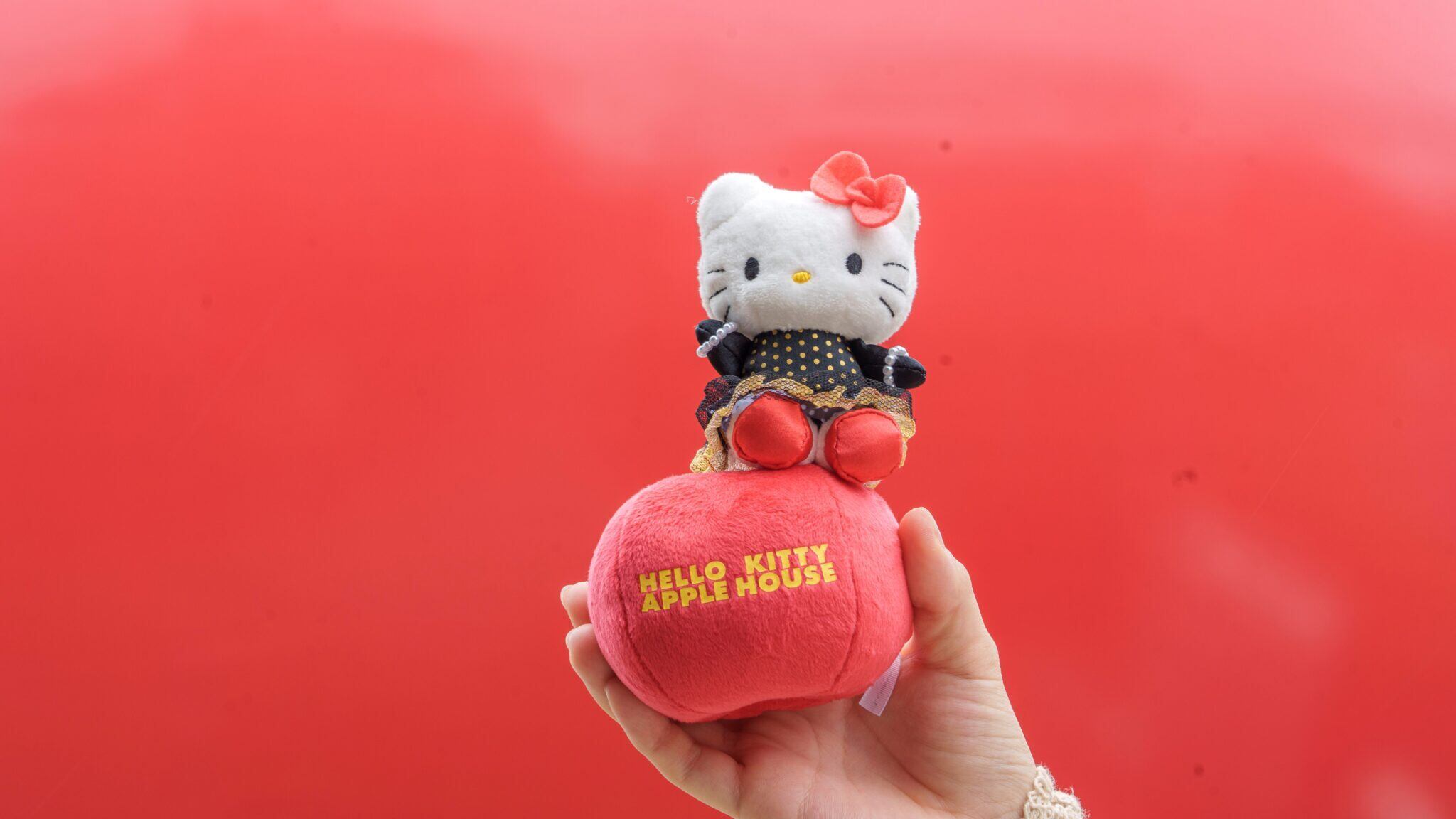 HELLO KITTY APPLE HOUSE】 おすわりりんごマスコット | hkappleland