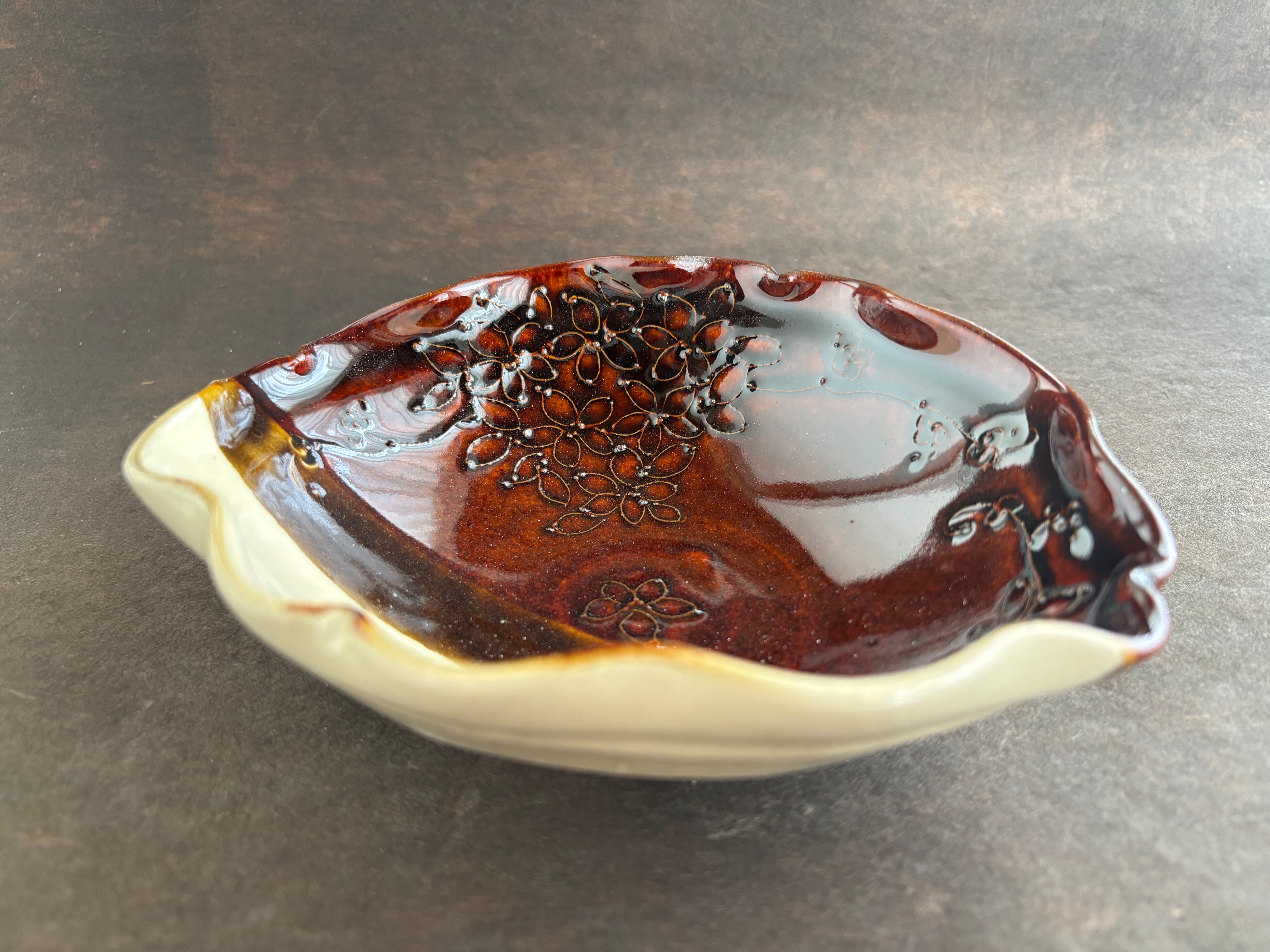 土和のルリエフ飴釉　お花形ひらひら鉢